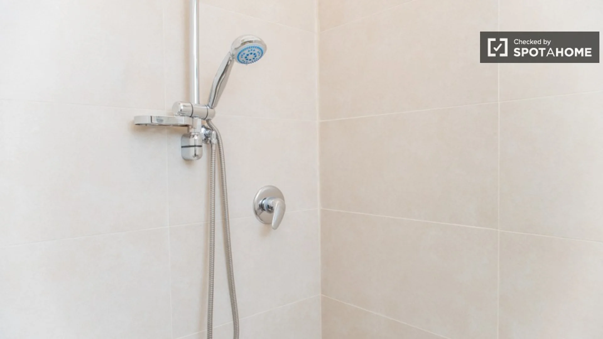 Budget-friendly student room close to campus in 