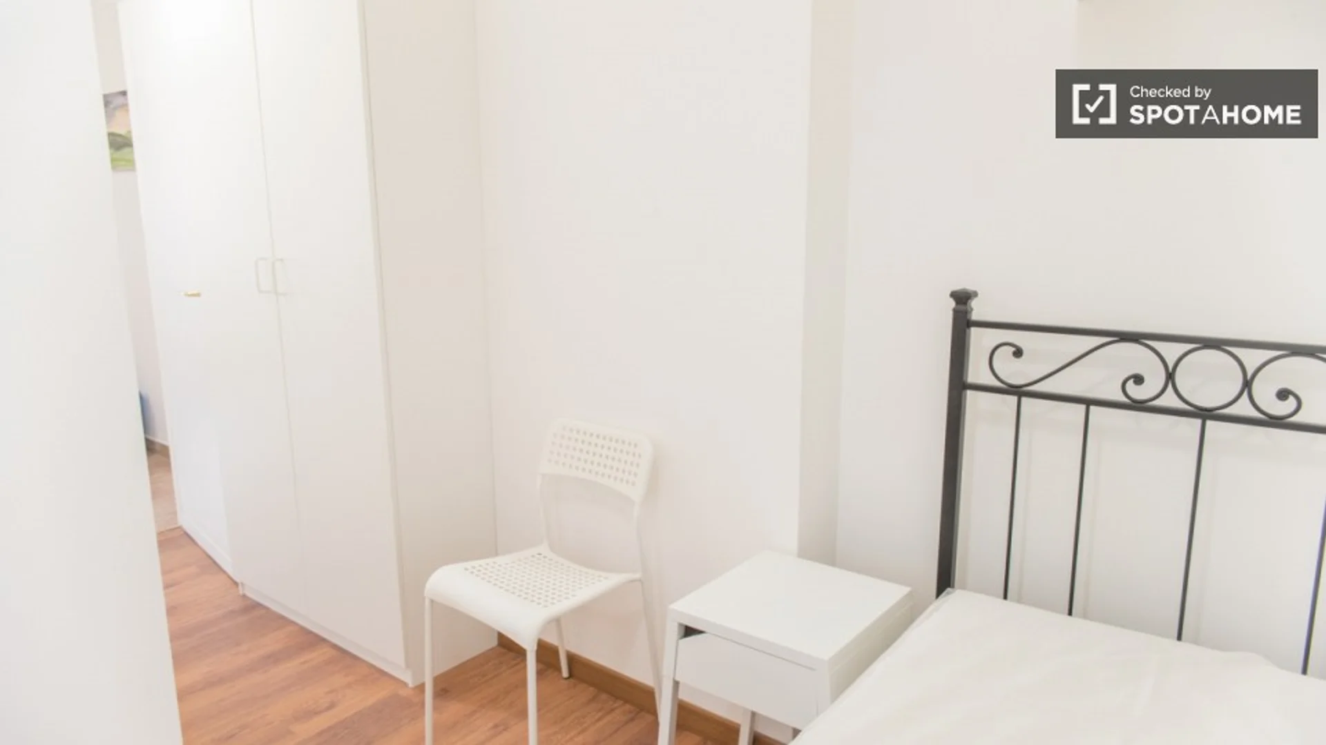 Affordable room for students with ample lighting in 