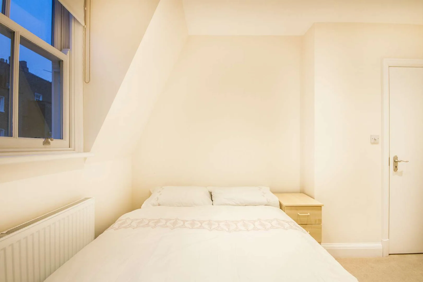Studentenzimmer in  mit Arbeitsbereich und Gemeinschaftseinrichtungen