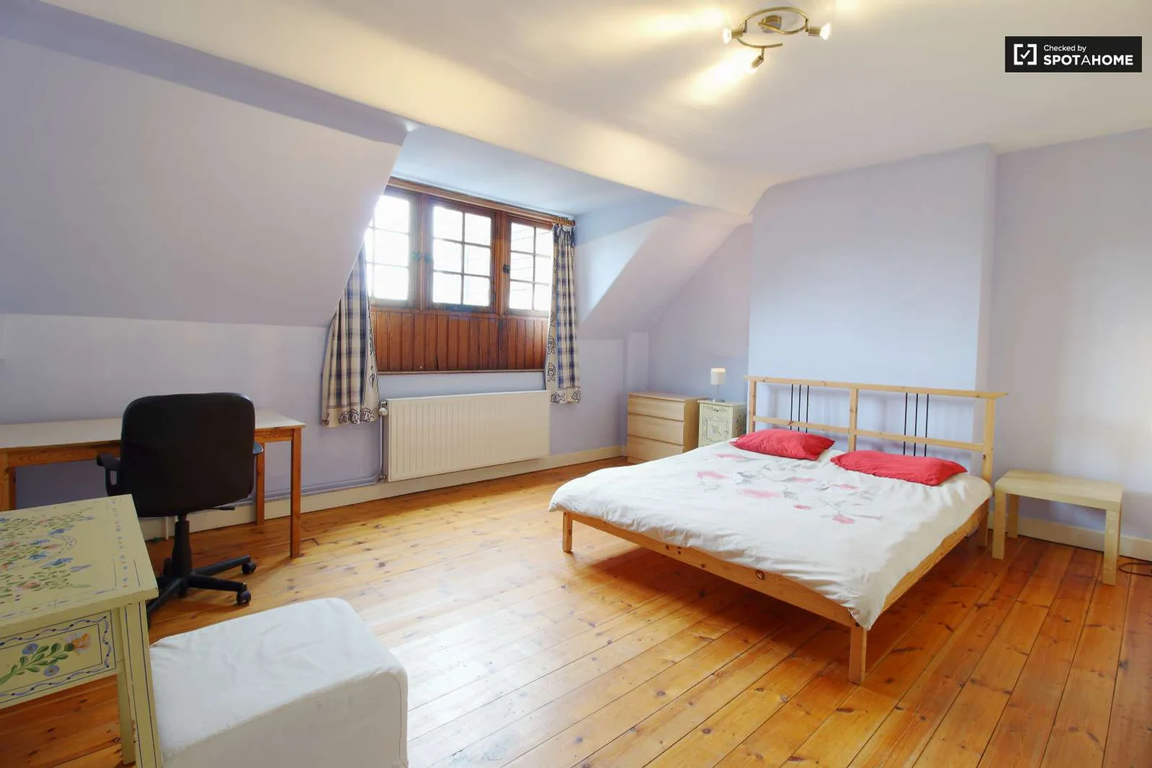 Bright and airy student room with easy university access in 