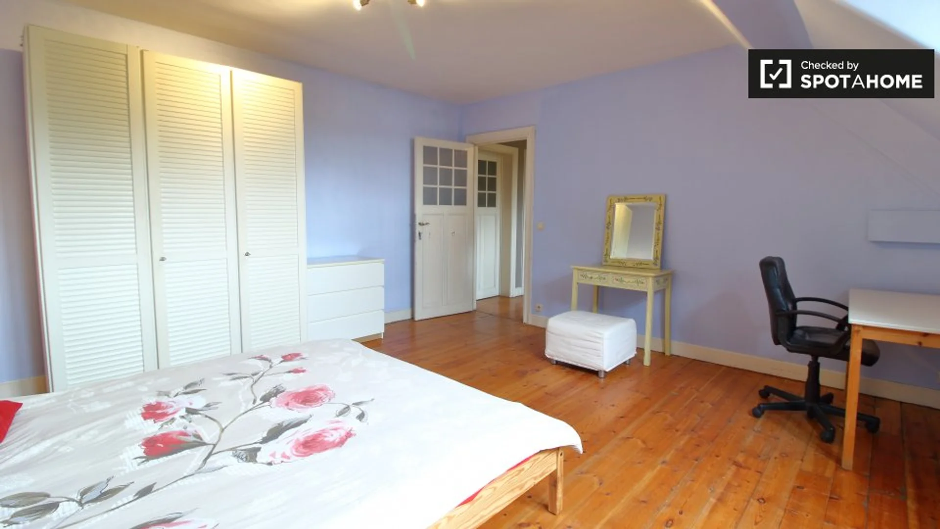 Bright and airy student room with easy university access in 