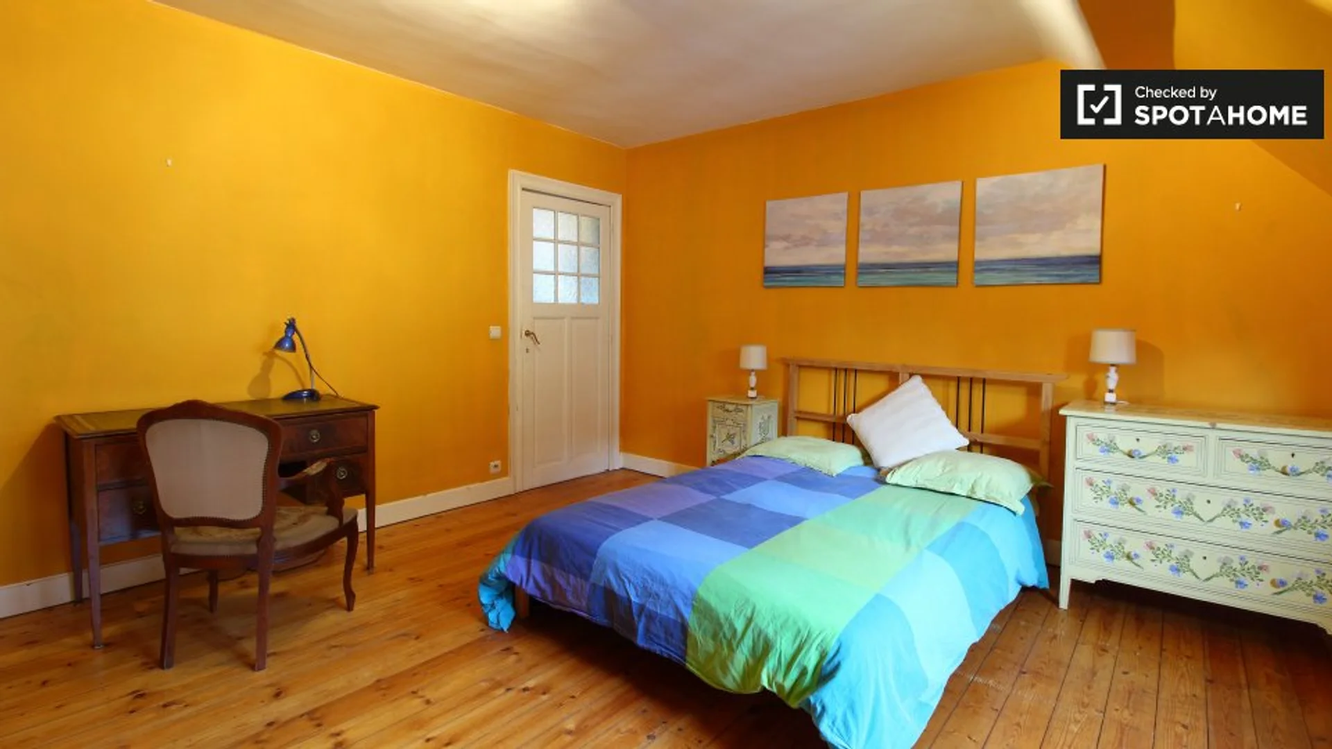 Habitación estudiantil funcional perfecta para estudiar en 