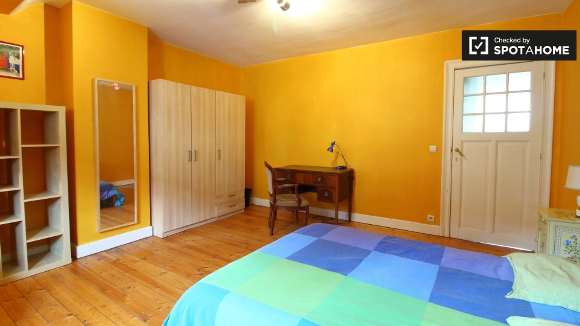 Habitación estudiantil luminosa y aireada con fácil acceso a la universidad en 