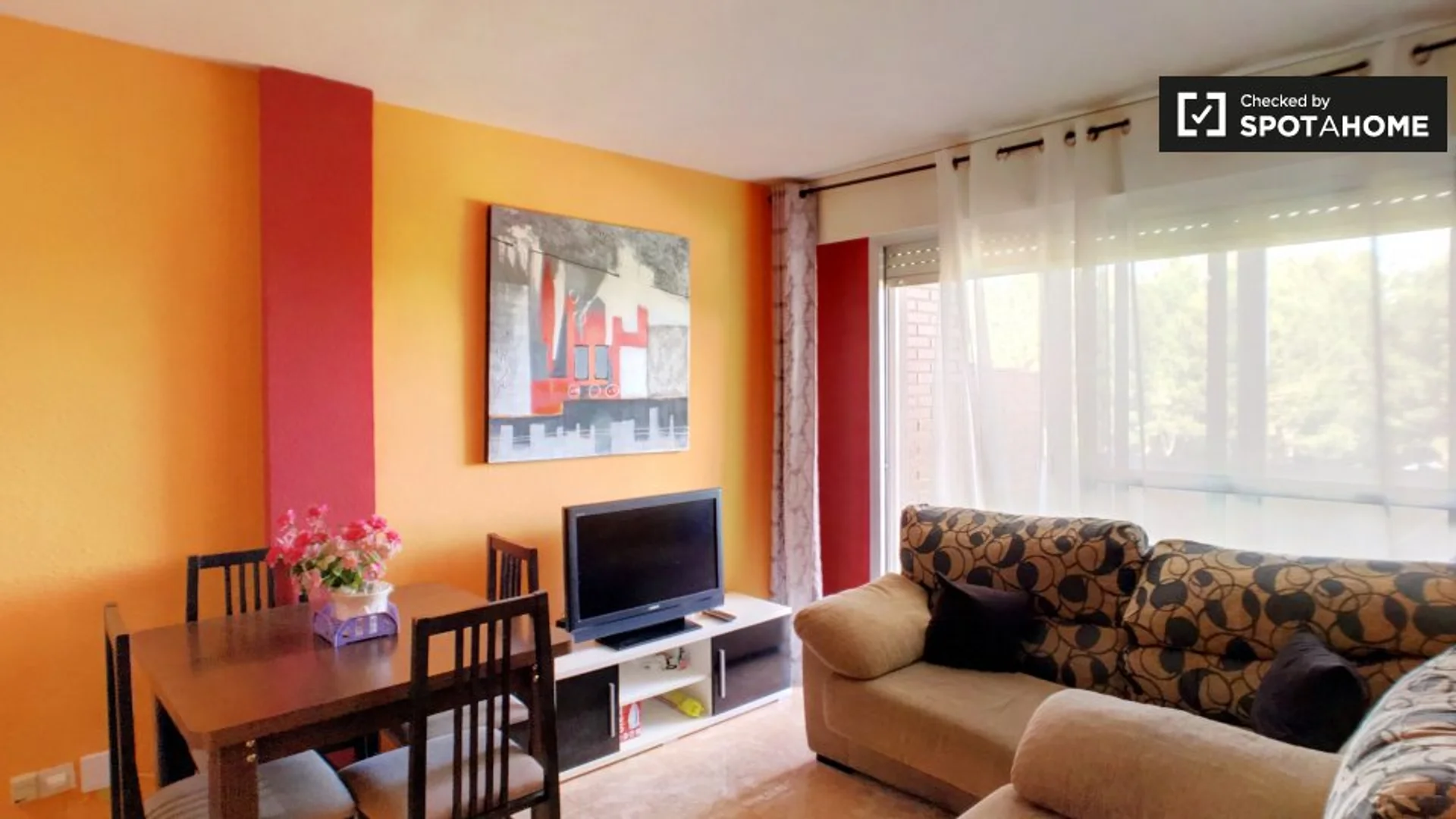 Comfortable and spacious student room in 