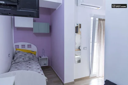 Quarto privado em Via Ponzio Cominio, imagem 1 de 10