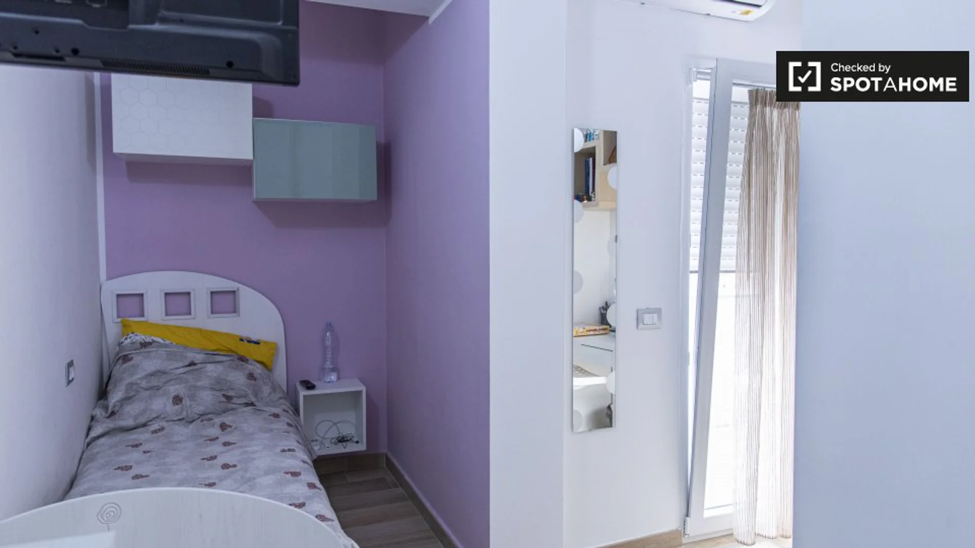 Quarto de estudante confortável e espaçoso em