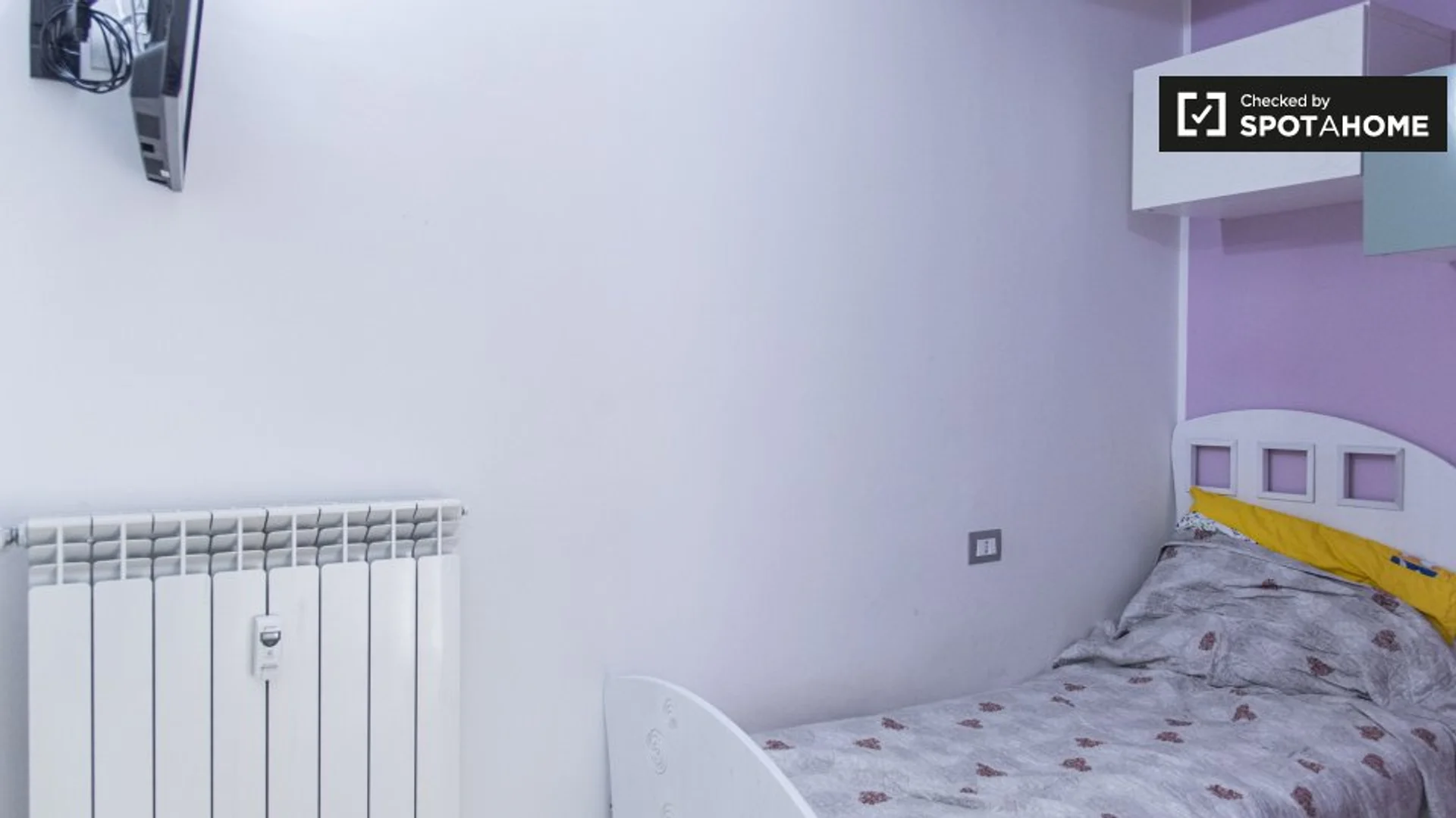 Quarto de estudante em com área de estudo e instalações partilhadas