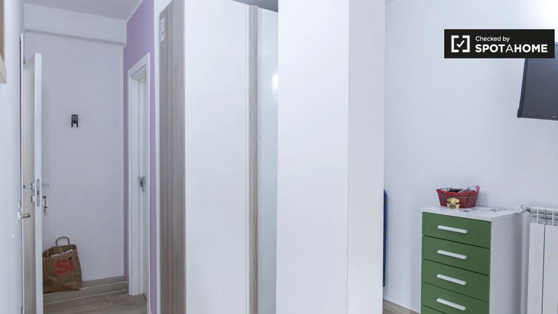 Quarto para alugar em apartamento de estudantes em , totalmente mobilado