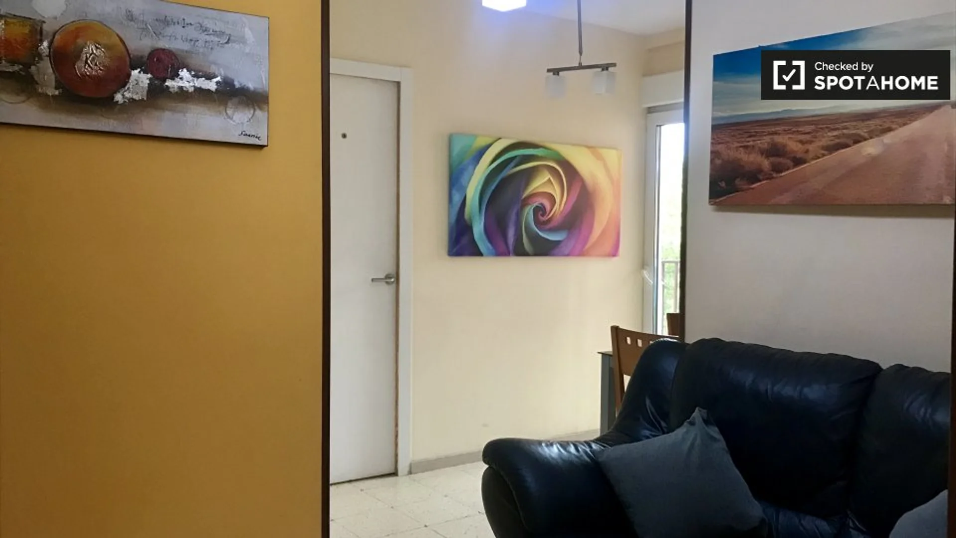 Quarto acessível para estudantes com iluminação ampla em 
