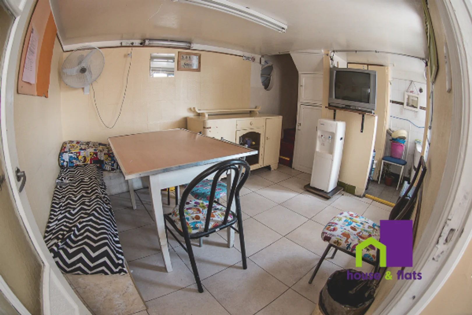 Chambre confortable pour étudiants disponible dans 
