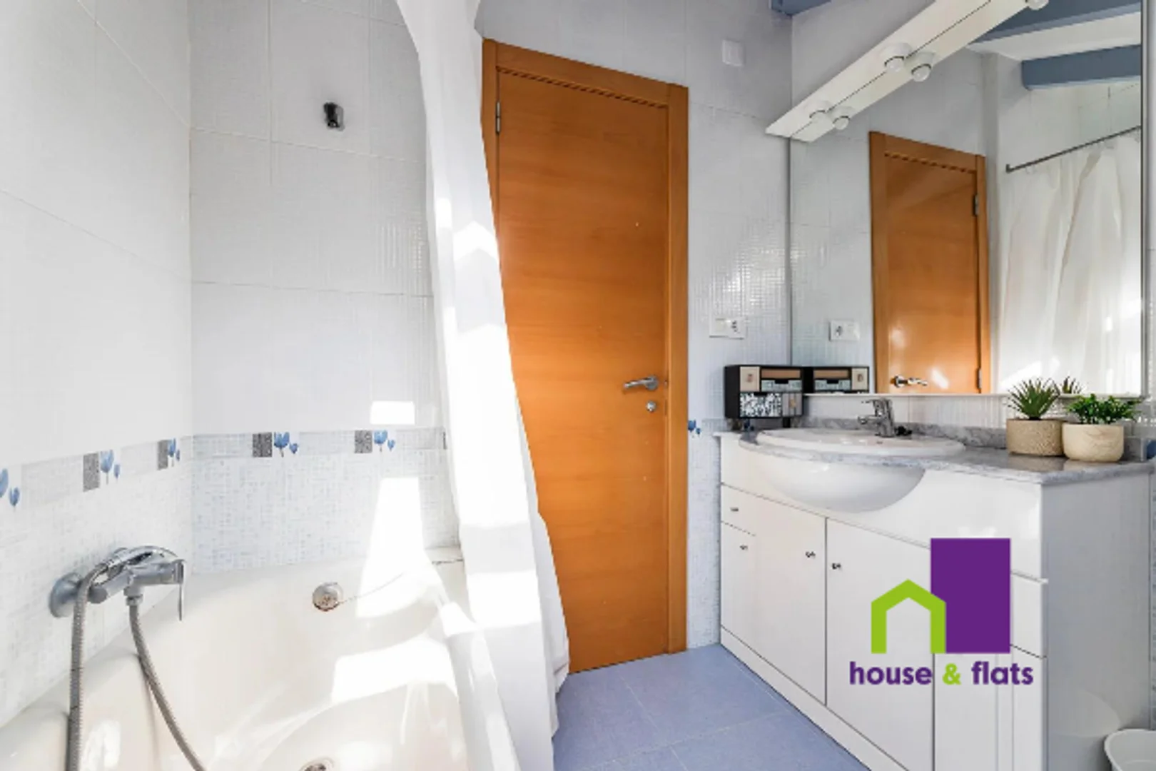 Budget-friendly student room close to campus in 