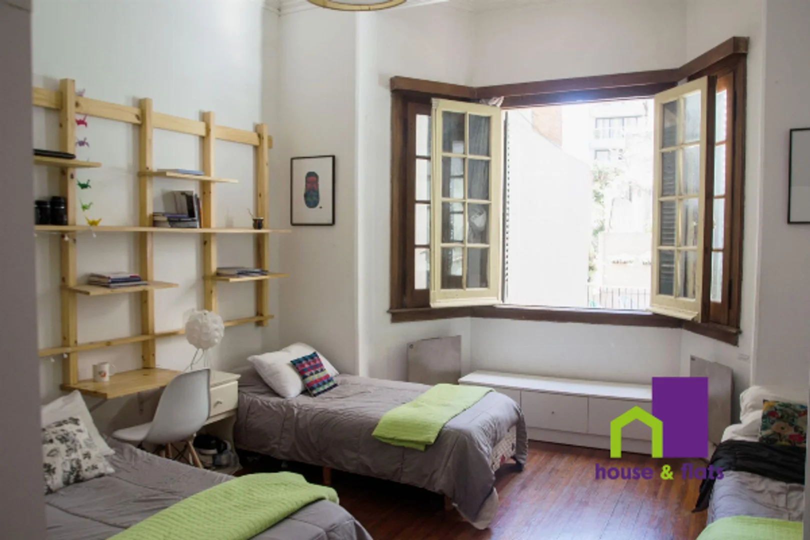 Habitación estudiantil luminosa y aireada con fácil acceso a la universidad en 