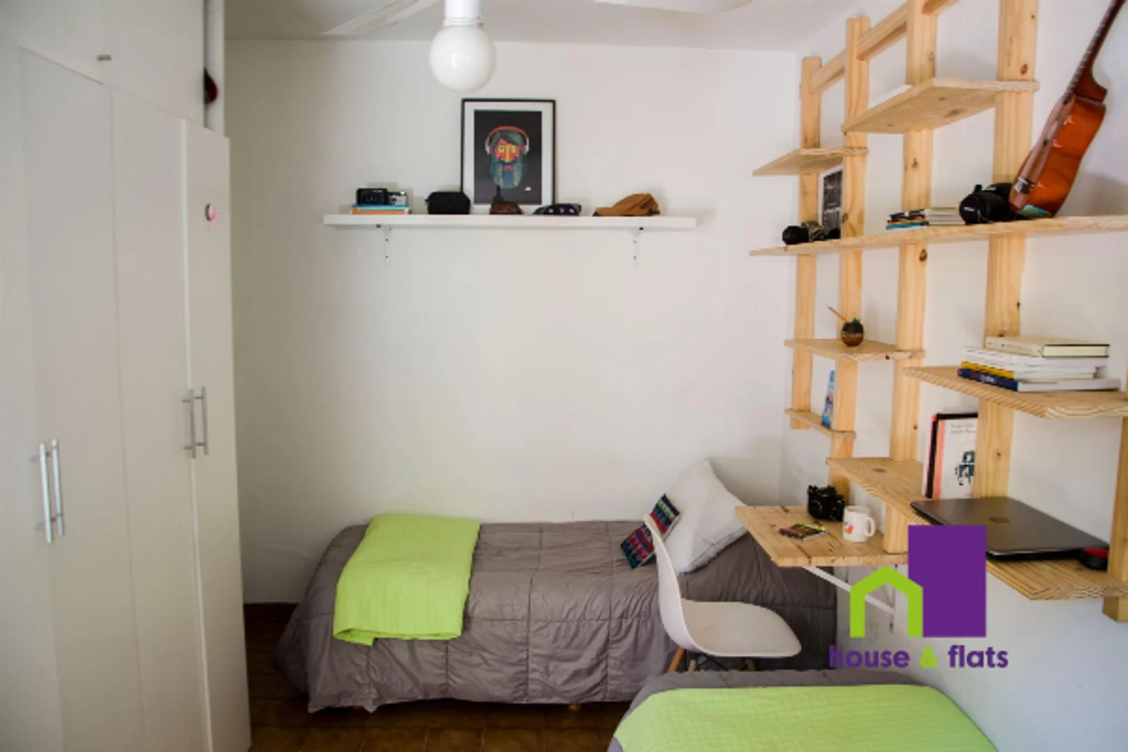 Habitación estudiantil funcional perfecta para estudiar en 