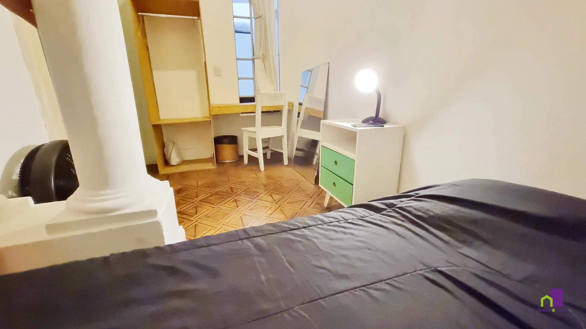Habitación estudiantil funcional perfecta para estudiar en