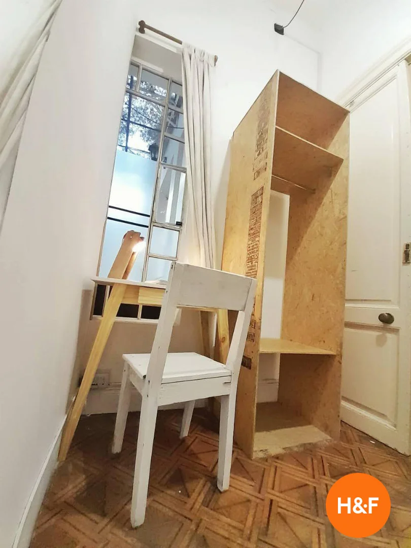 Room for rent in student apartment in , fully furnished