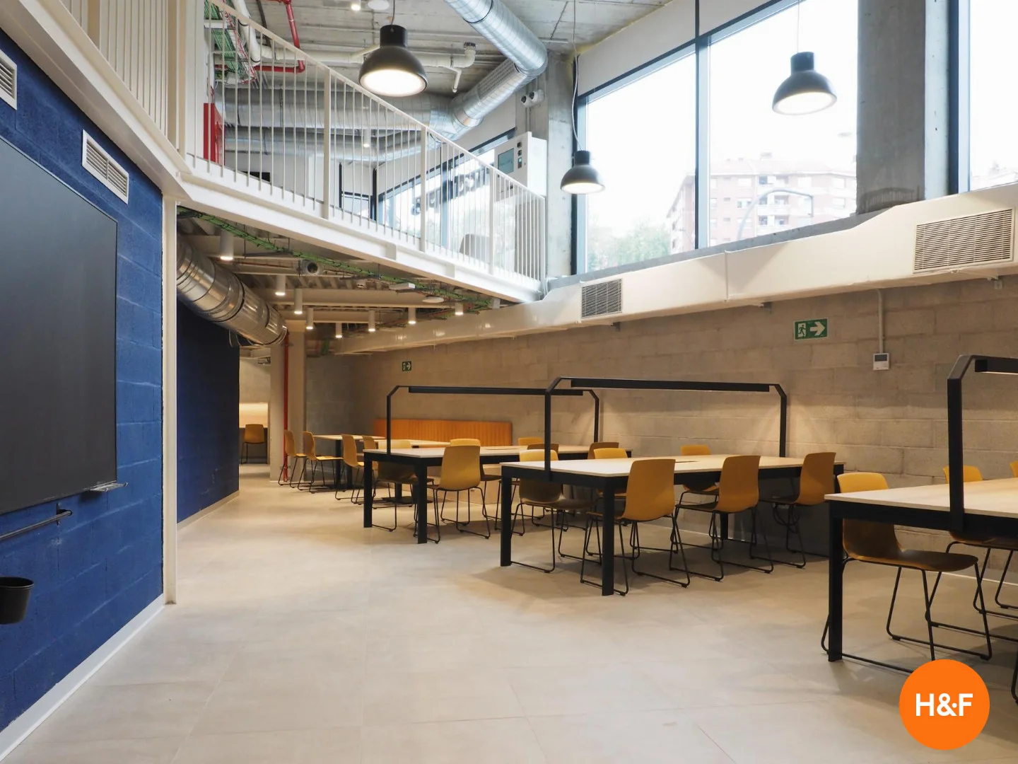 Camera per studenti in con area studio e servizi in comune