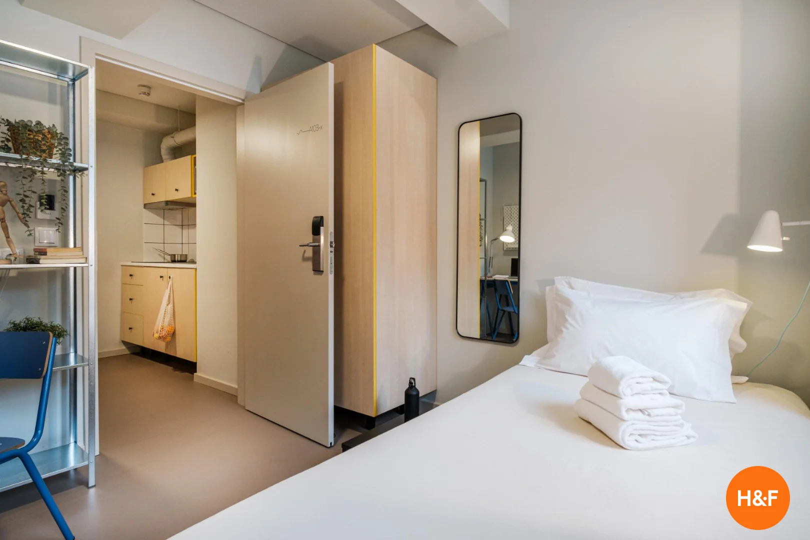 Student-friendly room in with modern amenities