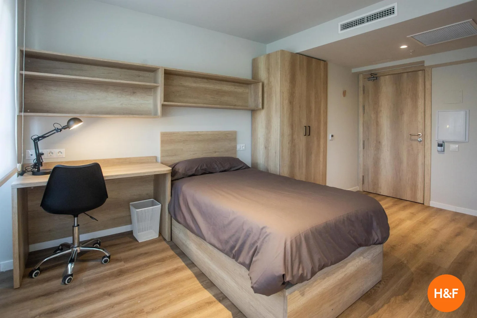 Quarto de estudante em  com área de estudo e instalações partilhadas