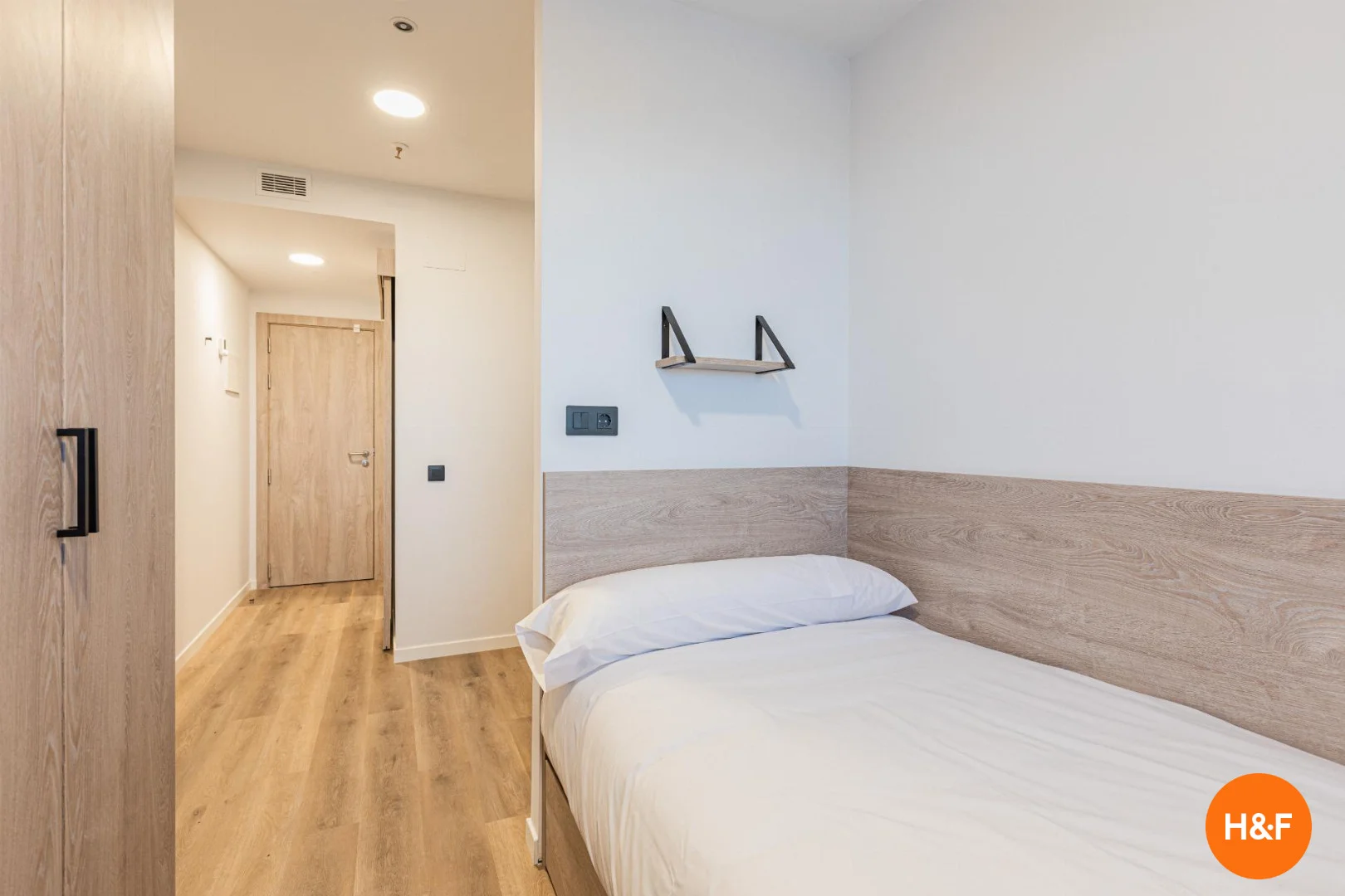 Quarto acessível para estudantes com iluminação ampla em