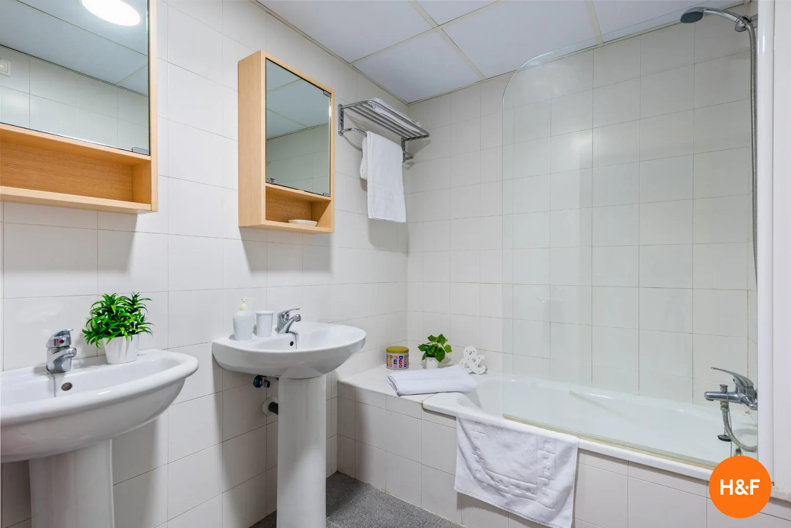 Comfortable and spacious student room in 