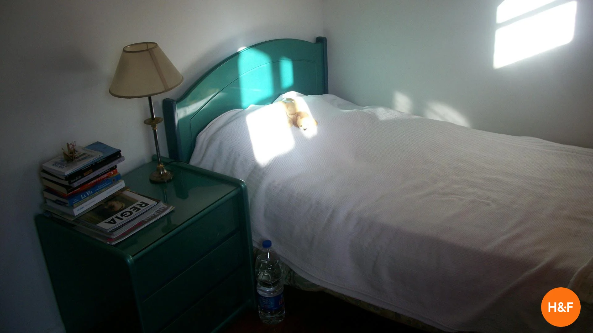 Functional student room perfect for studying in