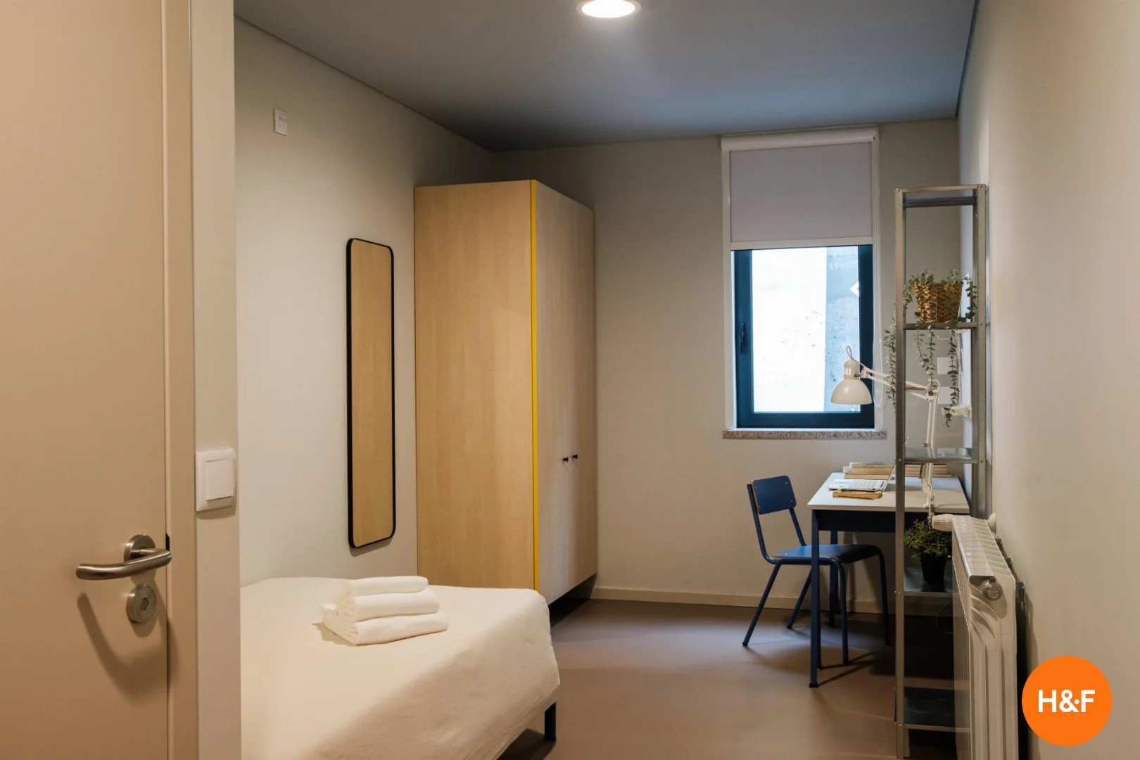 Chambre confortable pour étudiants disponible dans