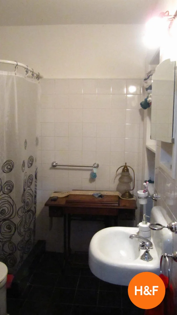 Habitación estudiantil luminosa y aireada con fácil acceso a la universidad en 