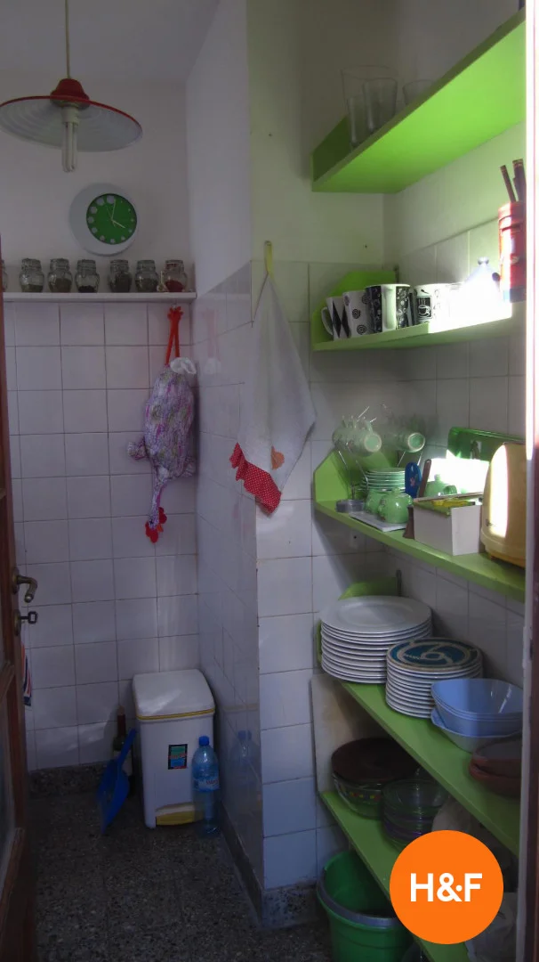 Habitación estudiantil luminosa y aireada con fácil acceso a la universidad en 