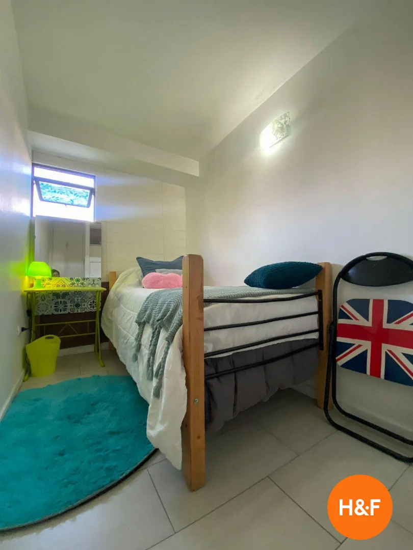 Quarto de estudante luminoso e arejado com acesso fácil à universidade em