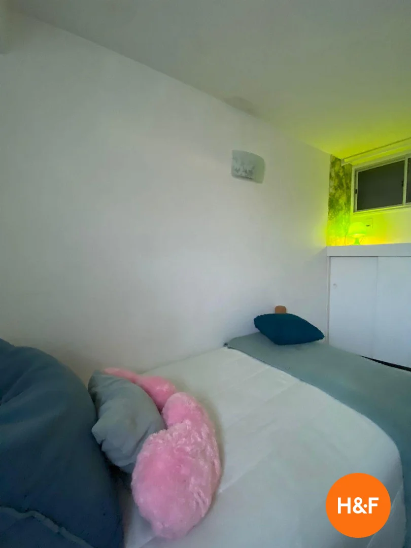 Quarto de estudante luminoso e arejado com acesso fácil à universidade em