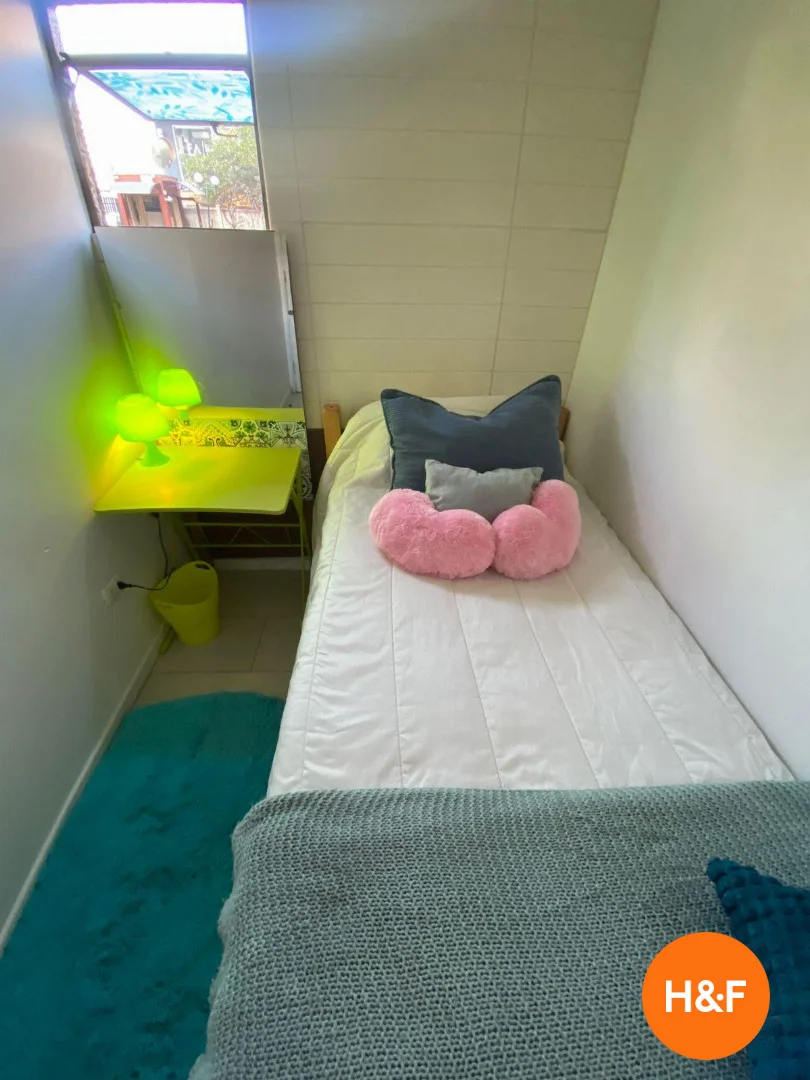 Quarto de estudante confortável e espaçoso em