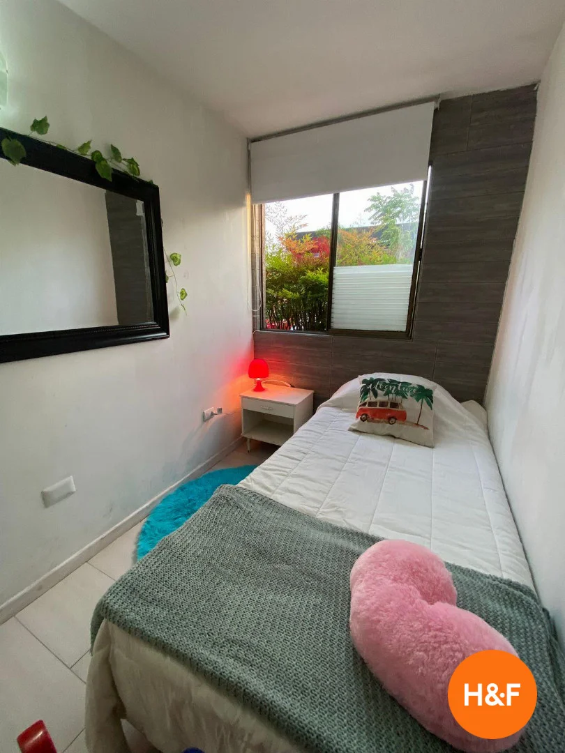 Quarto de estudante em  com área de estudo e instalações partilhadas