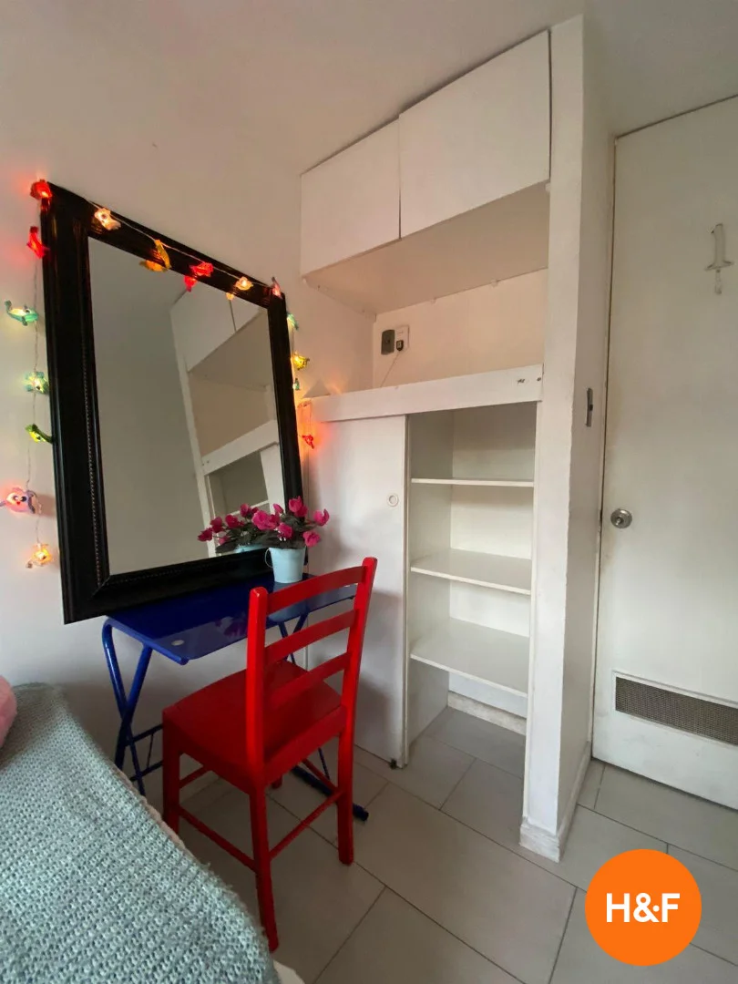 Quarto de estudante em  com área de estudo e instalações partilhadas