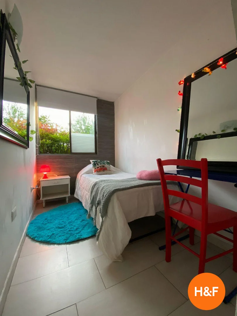 Quarto para alugar em apartamento de estudantes em , totalmente mobilado
