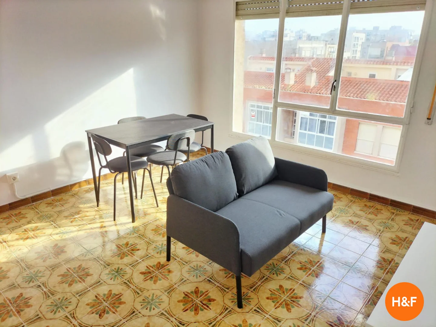 Quarto de estudante económico perto do campus em 