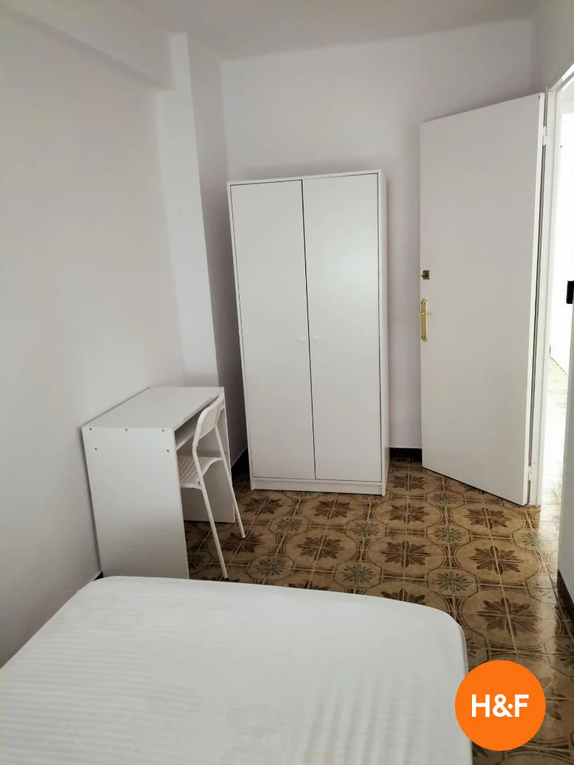 Quarto acessível para estudantes com iluminação ampla em 