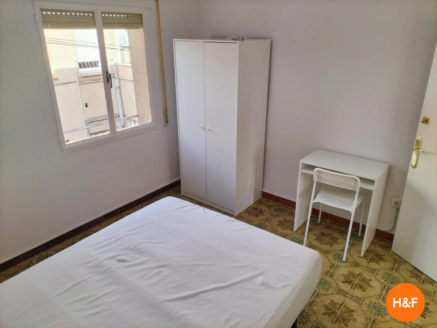 Quarto para alugar em apartamento de estudantes em , totalmente mobilado