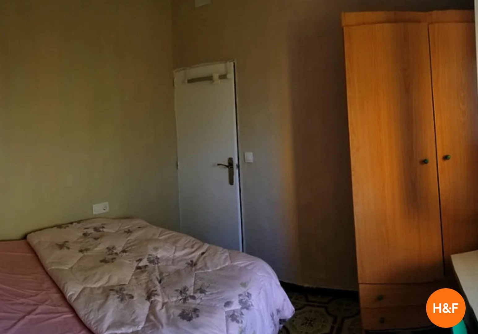 'de modern olanaklara sahip öğrenci dostu oda