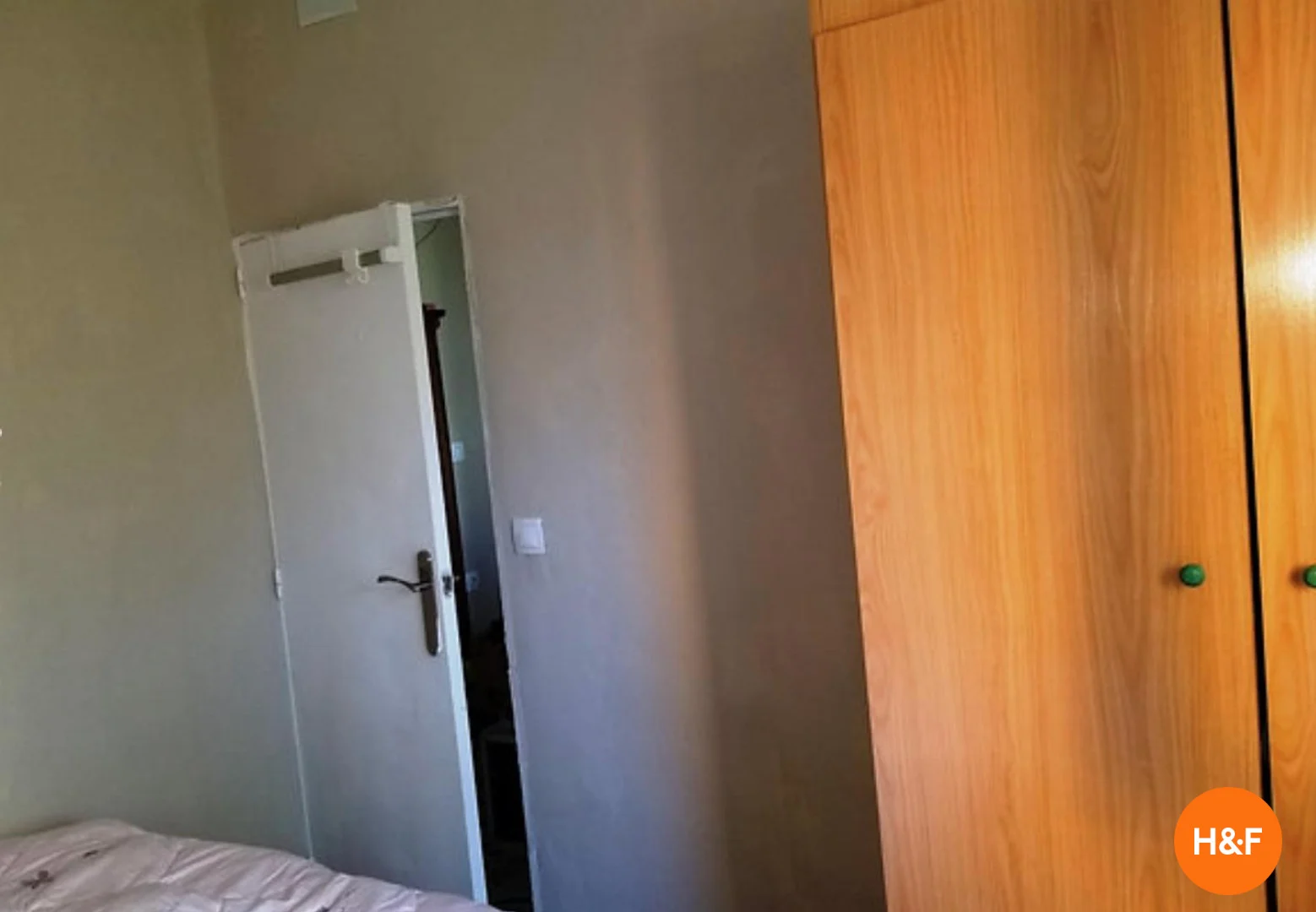  bölgesinde uygun konuma sahip ekonomik öğrenci odası