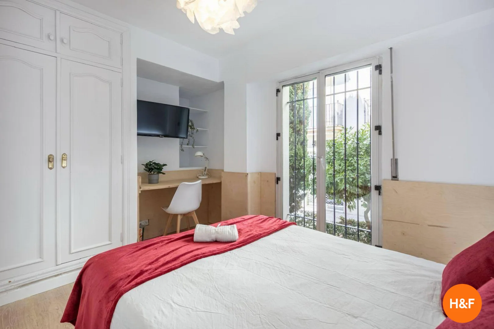 Bright and airy student room with easy university access in 