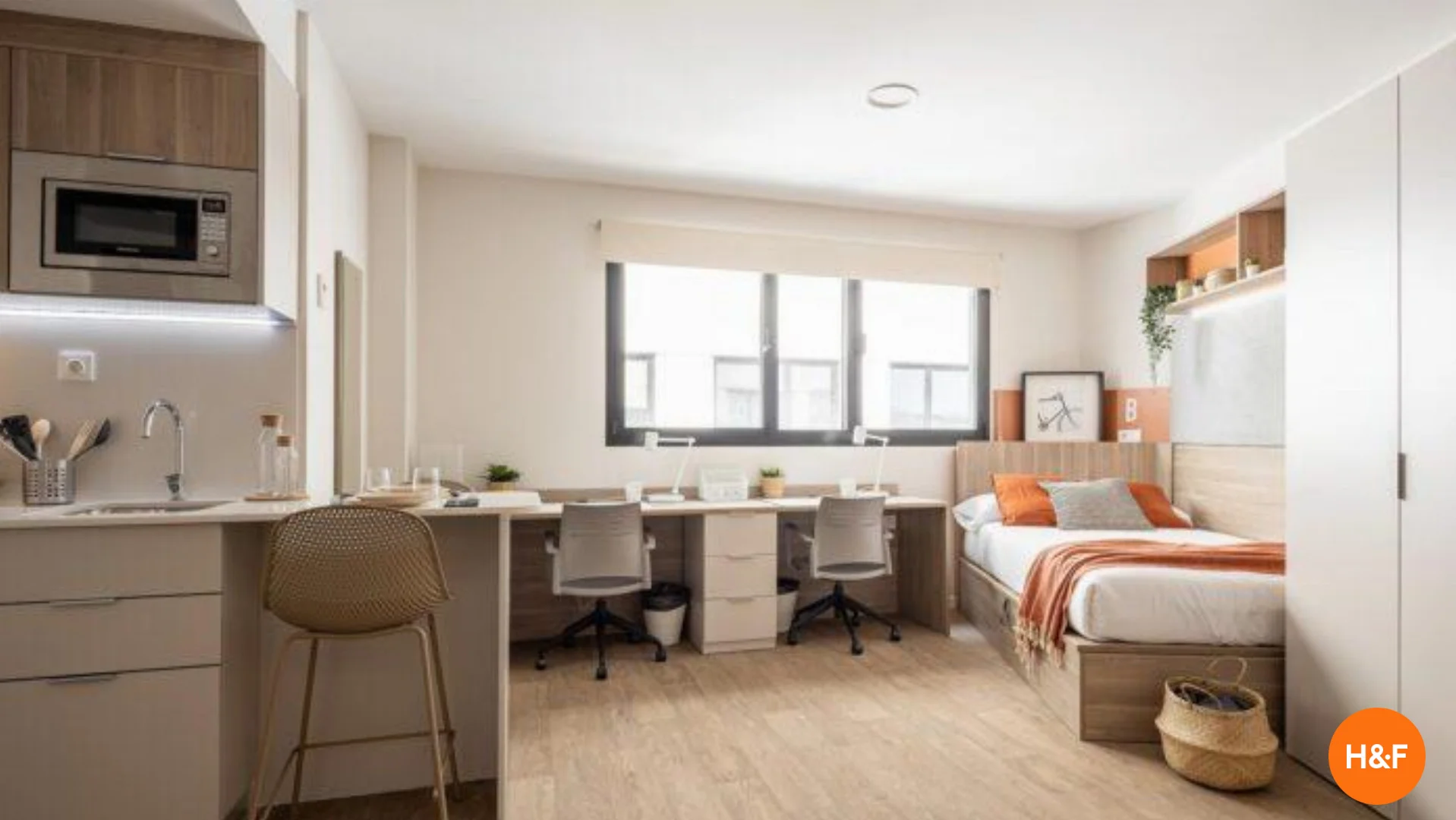 Quarto acessível para estudantes com iluminação ampla em