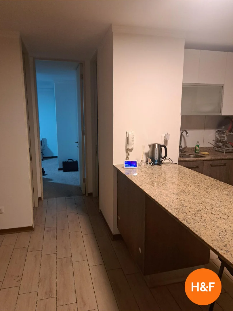 Quarto acessível para estudantes com iluminação ampla em 