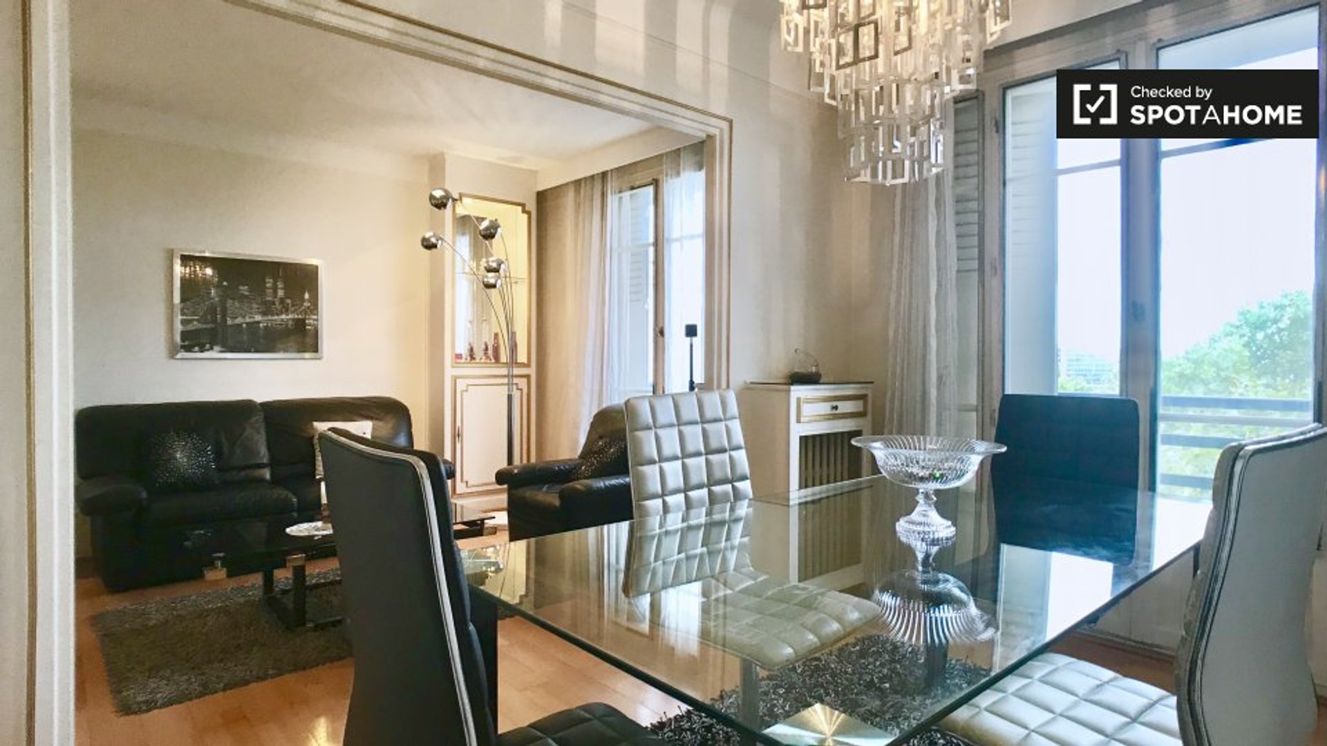 Luminoso e moderno appartamento a Parigi