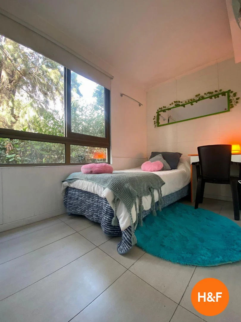 Quarto acessível para estudantes com iluminação ampla em 
