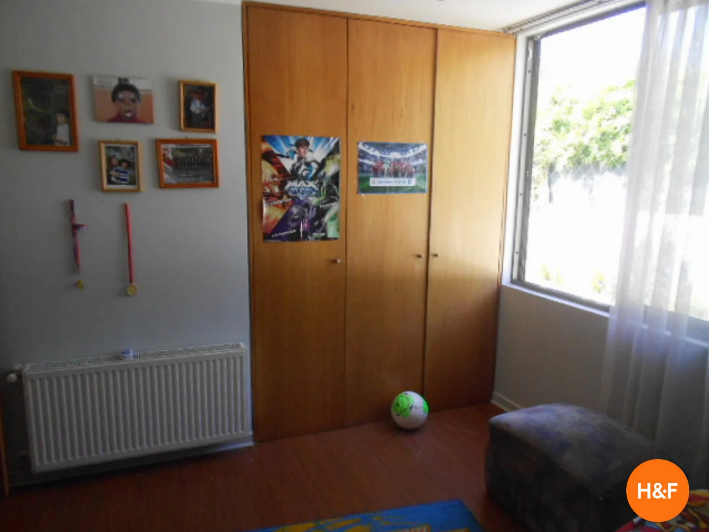 Quarto acessível para estudantes com iluminação ampla em