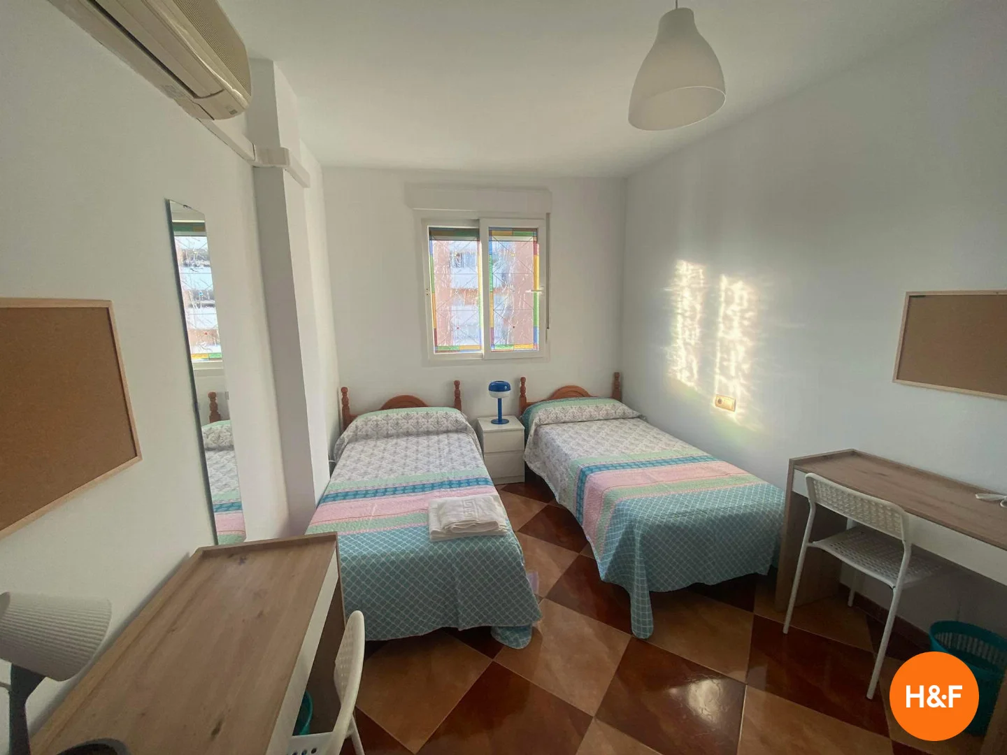  bölgesinde uygun konuma sahip ekonomik öğrenci odası