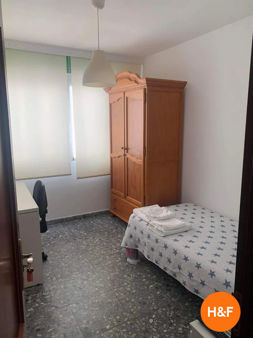 Quarto de estudante confortável e espaçoso em 