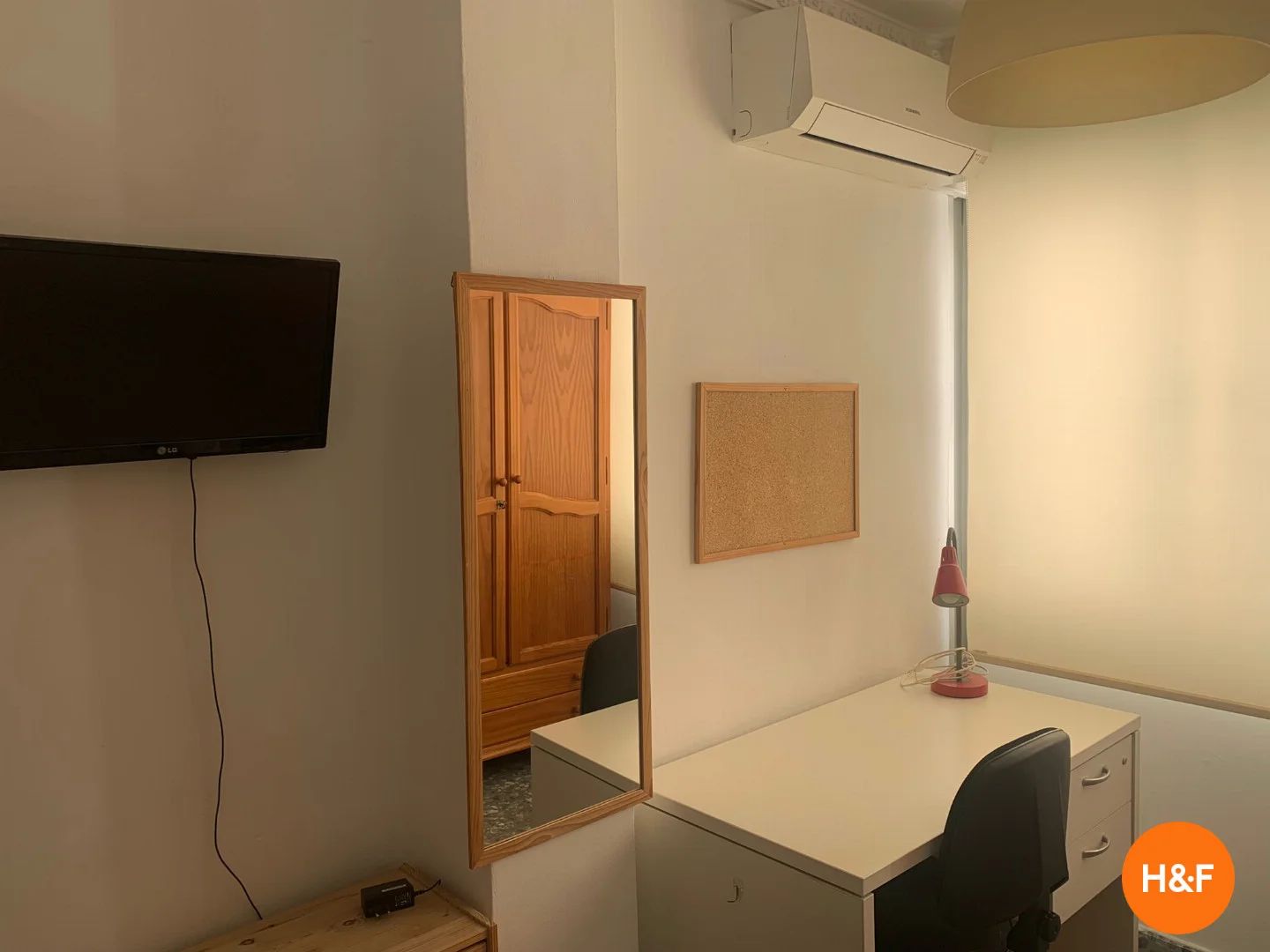 Quarto de estudante luminoso e arejado com acesso fácil à universidade em 