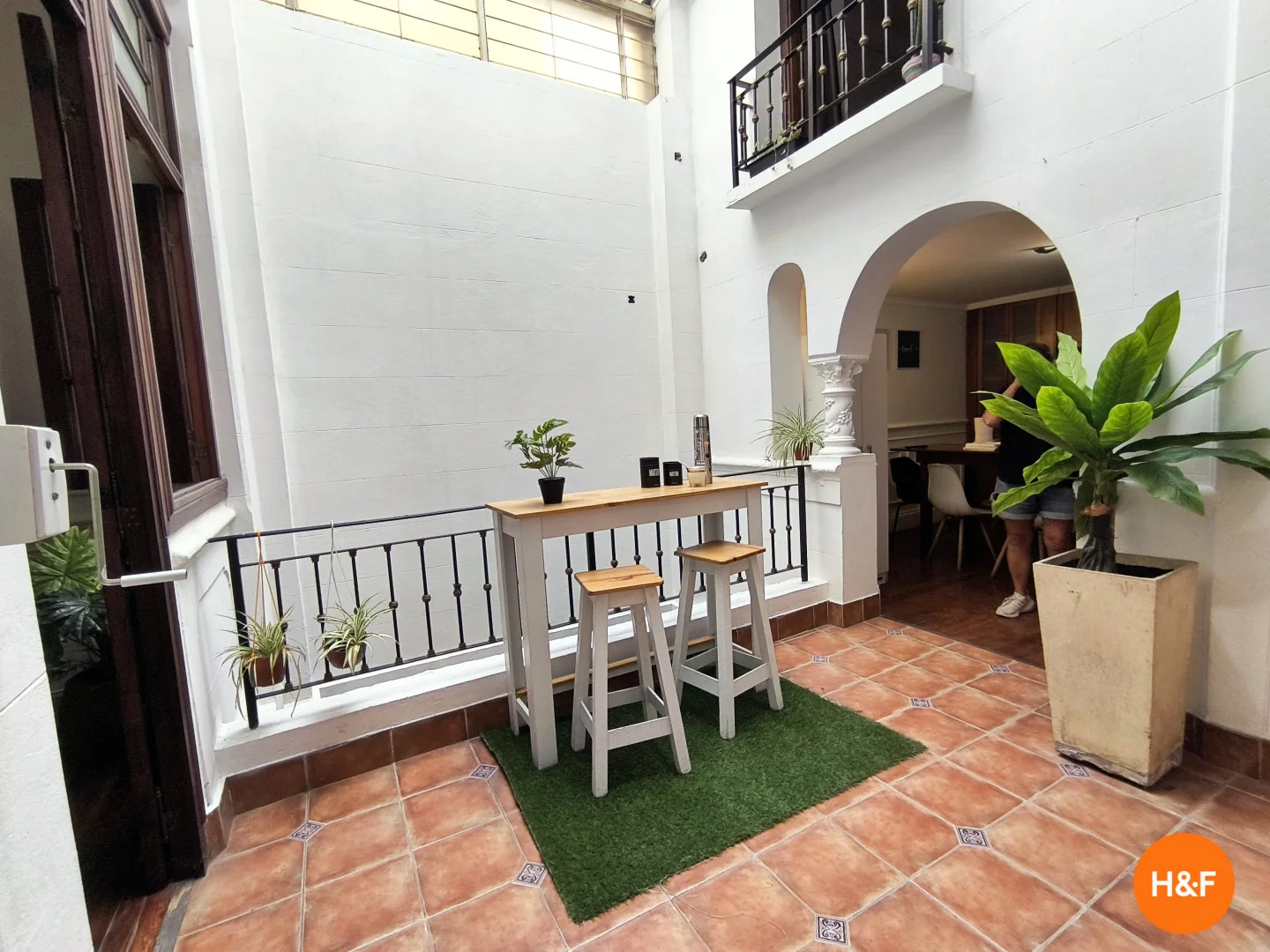 Habitación estudiantil funcional perfecta para estudiar en 
