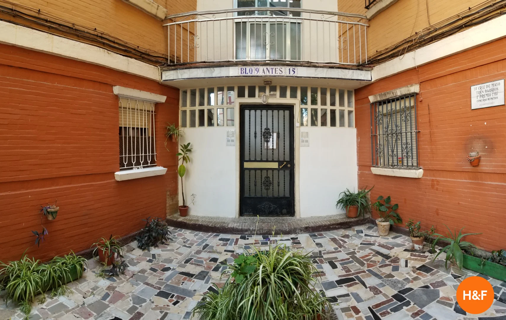 Habitación estudiantil luminosa y aireada con fácil acceso a la universidad en 
